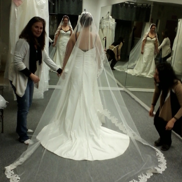 Mantilla Lace Veil, hand stitched - Picture 2 of 3